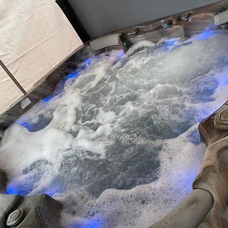 Travel Legend Stays 1 Bedroom Place With Hot Tub Farnham Royal Exterior foto