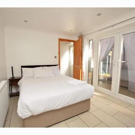 Travel Legend Stays 1 Bedroom Place With Hot Tub Farnham Royal Exterior foto