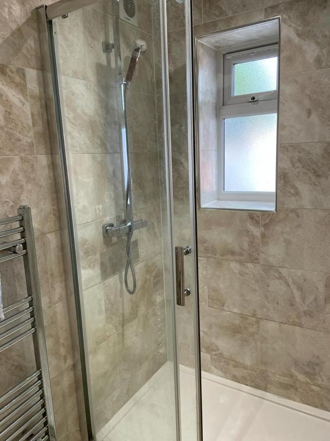Travel Legend Stays 1 Bedroom Place With Hot Tub Farnham Royal Exterior foto
