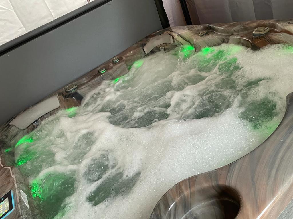 Travel Legend Stays 1 Bedroom Place With Hot Tub Farnham Royal Exterior foto
