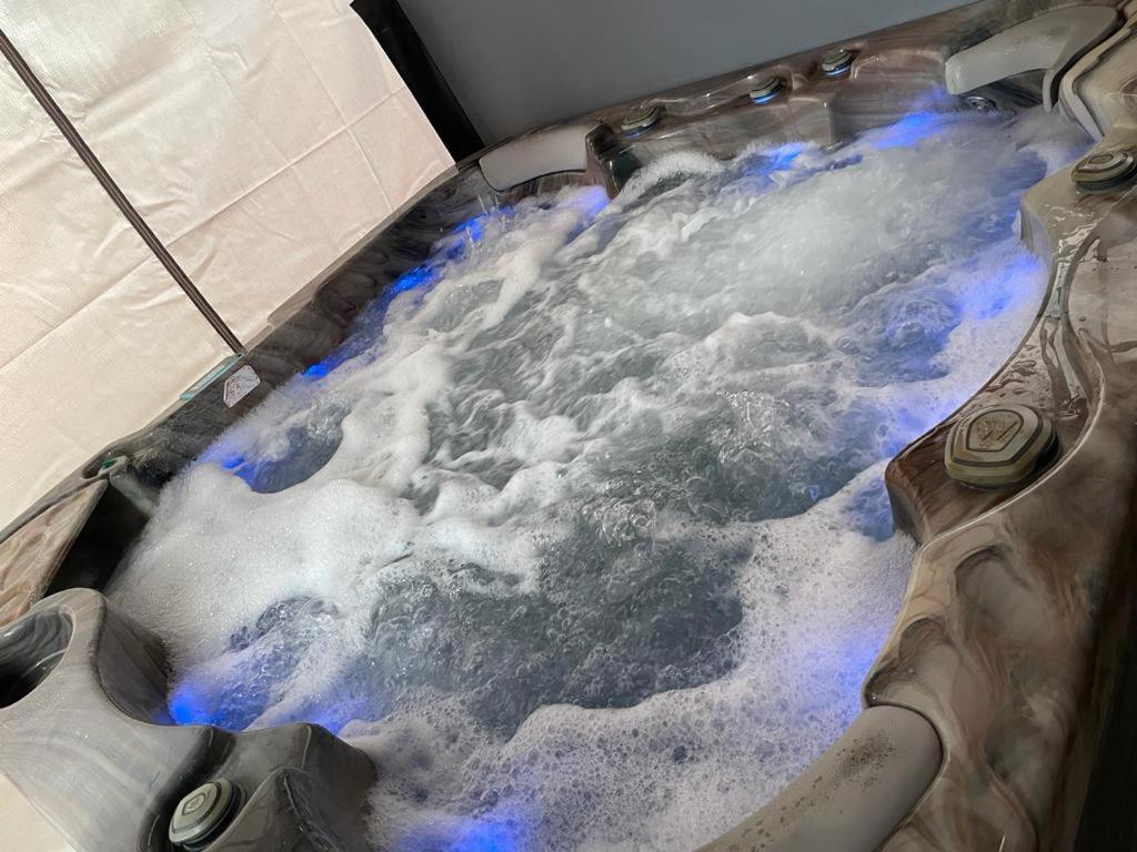 Travel Legend Stays 1 Bedroom Place With Hot Tub Farnham Royal Exterior foto
