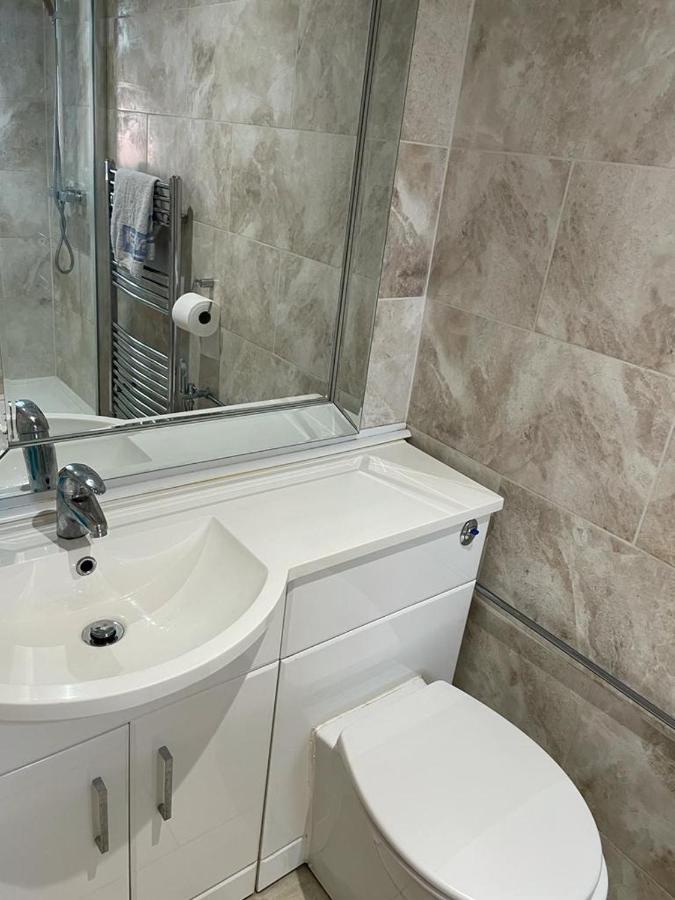 Travel Legend Stays 1 Bedroom Place With Hot Tub Farnham Royal Exterior foto