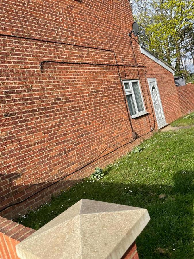 Travel Legend Stays 1 Bedroom Place With Hot Tub Farnham Royal Exterior foto