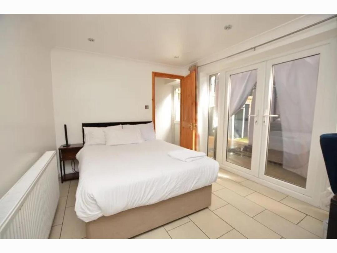 Travel Legend Stays 1 Bedroom Place With Hot Tub Farnham Royal Exterior foto